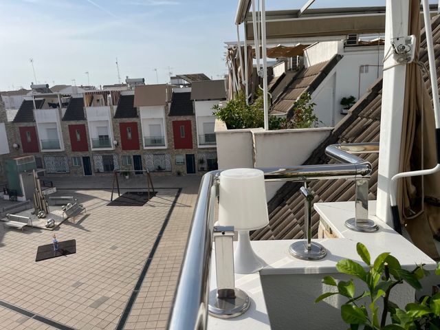 Casa adosada con piscina y garajes