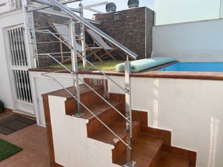 Casa adosada con piscina y garajes