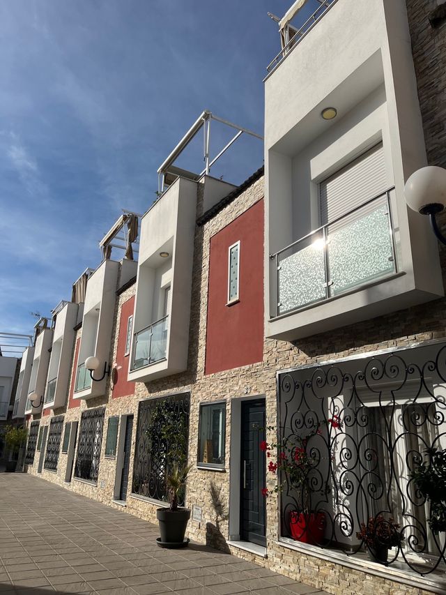 Casa adosada con piscina y garajes