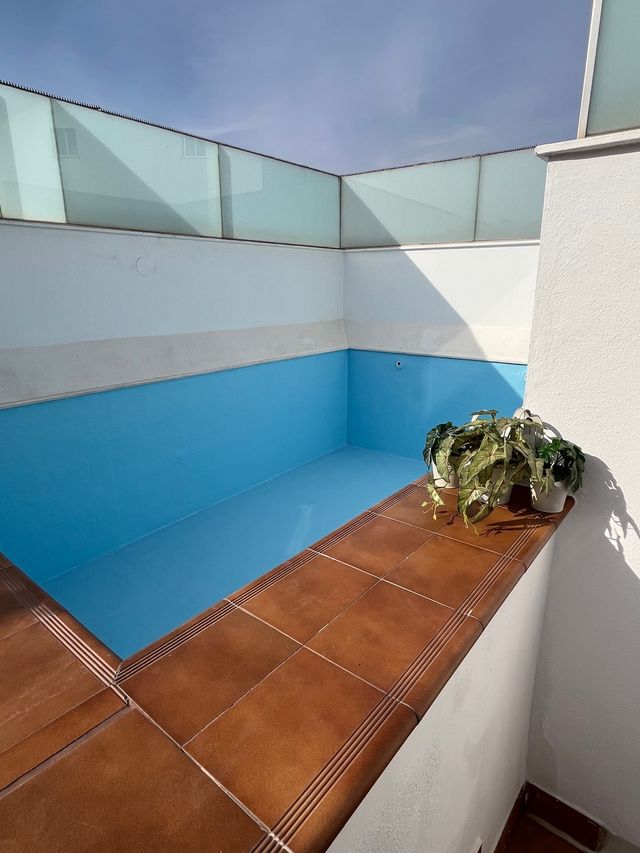 Casa adosada con piscina y garajes