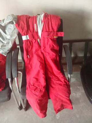 Mono de esquí rojo talla 10 años