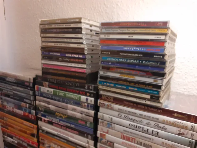 Lote 97 DVD y 27 CD.