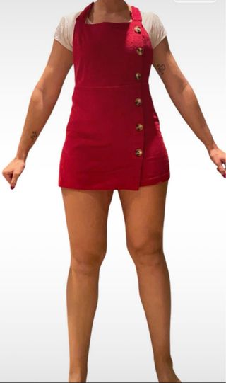 Peto corto rojo con botones