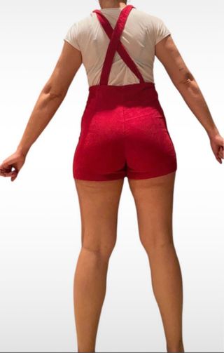 Peto corto rojo con botones