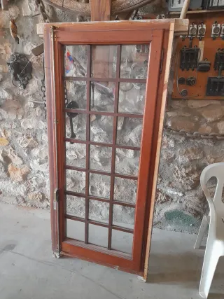 Ventana de madera con cristales