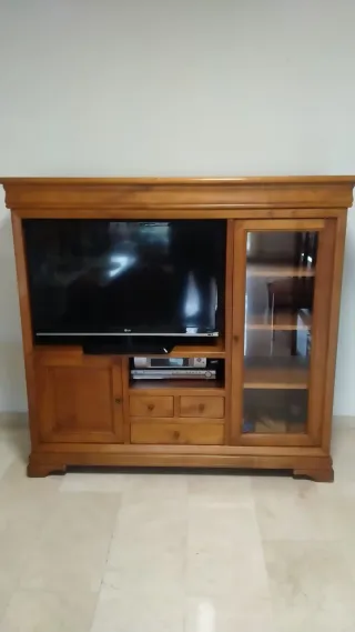 Mueble TV de madera maciza con vitrina y cajones