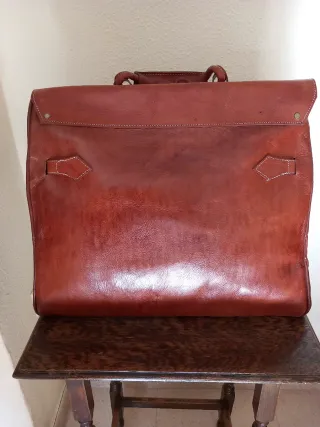 Maleta de cuero marrón