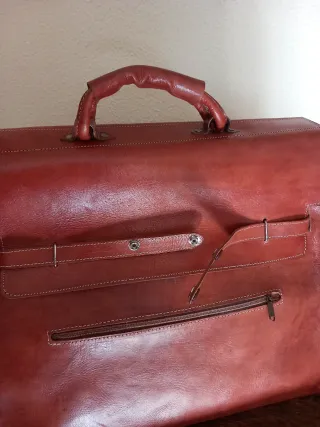 Maleta de cuero marrón