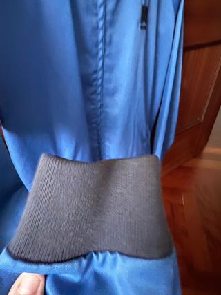 Chaqueta Vazva azul con capucha