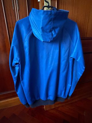Chaqueta Vazva azul con capucha