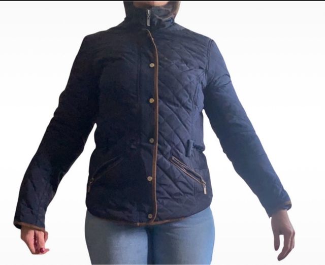 Chaqueta acolchada azul con detalles marrones