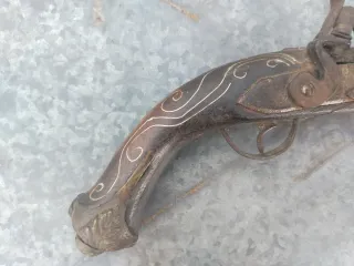 Riproduzione pistola antica decorata cm 44
