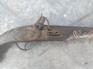 Riproduzione pistola antica decorata cm 44