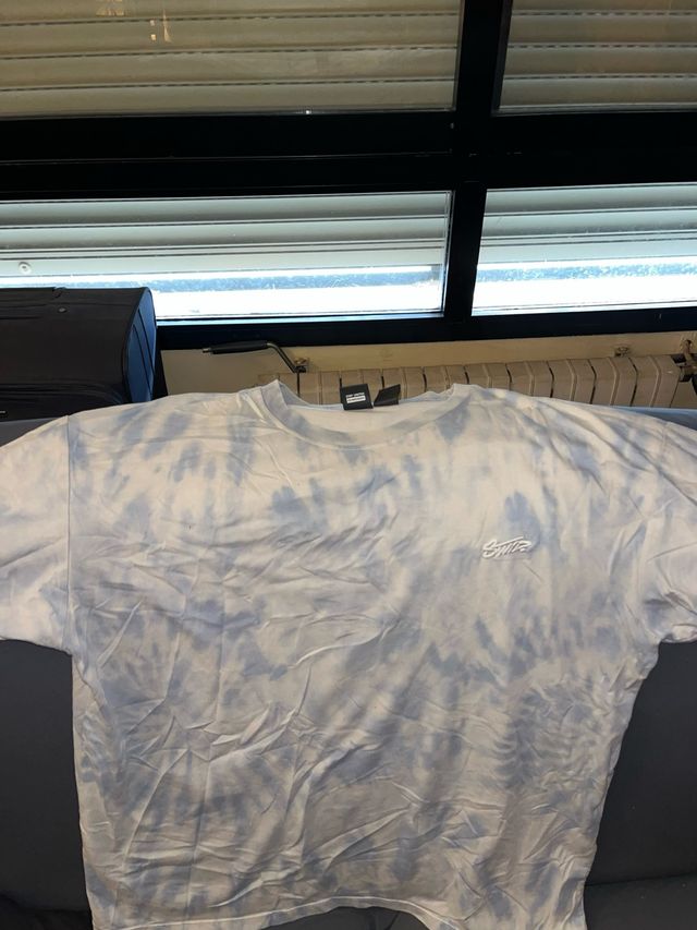 Camiseta tie-dye azul y blanco