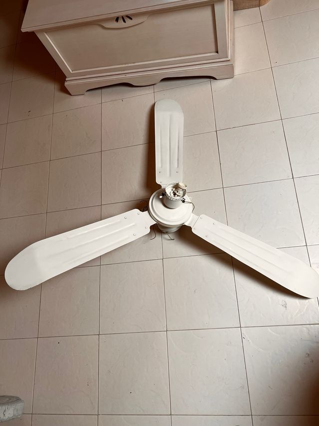 Ventilador de techo blanco