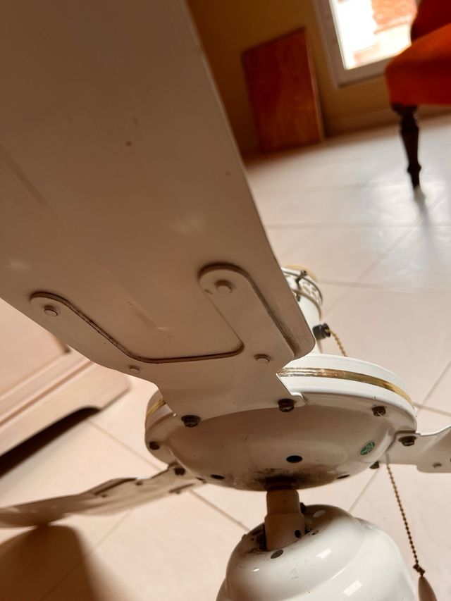 Ventilador de techo blanco