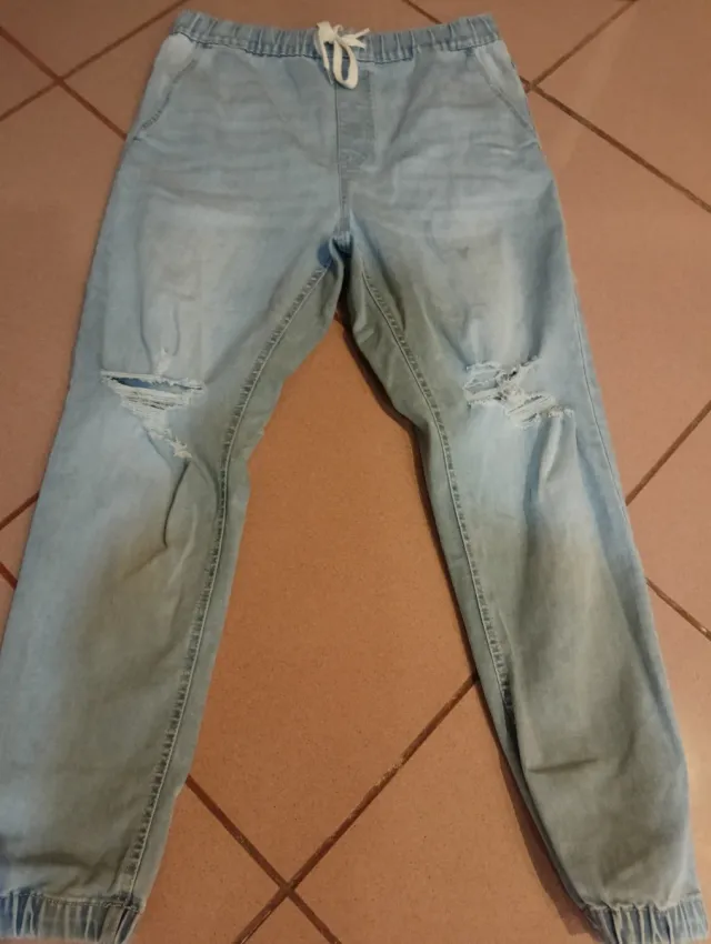 Vaqueros desgastados con cordón