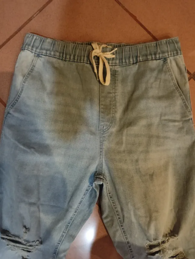 Vaqueros desgastados con cordón