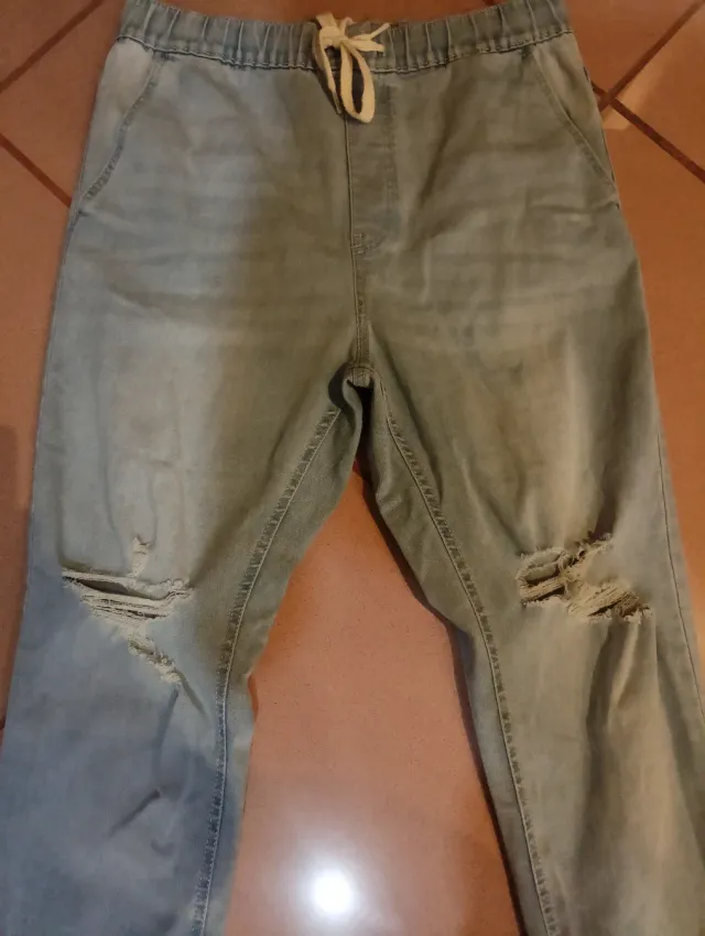 Vaqueros desgastados con cordón