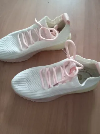 Zapatillas deportivas blancas y rosas