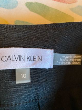 Falda negra Calvin Klein con cinturón