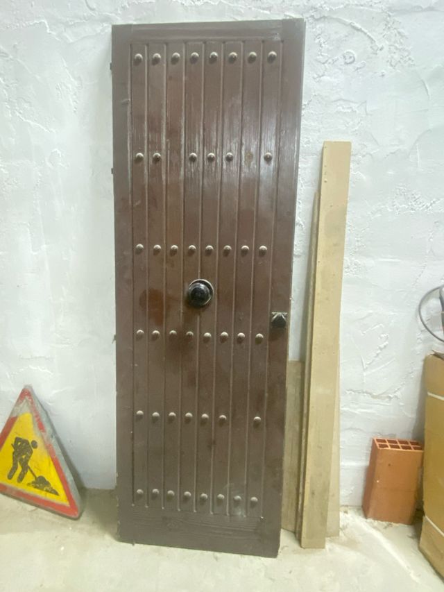 Puerta madera maciza marrón