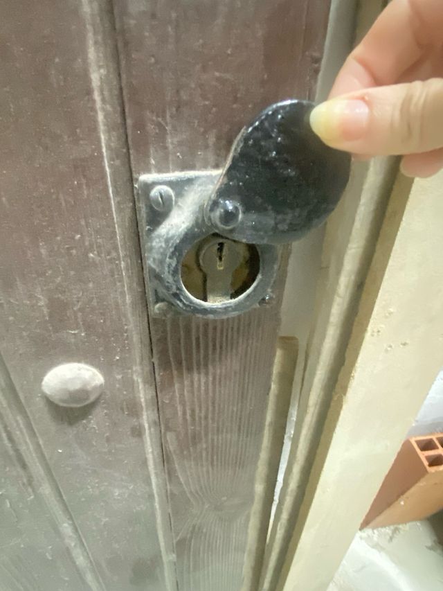 Puerta madera maciza marrón