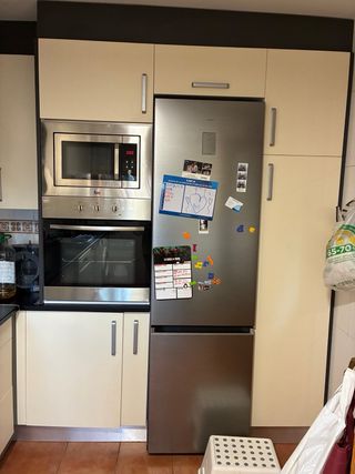 Muebles de cocina beige y plateados