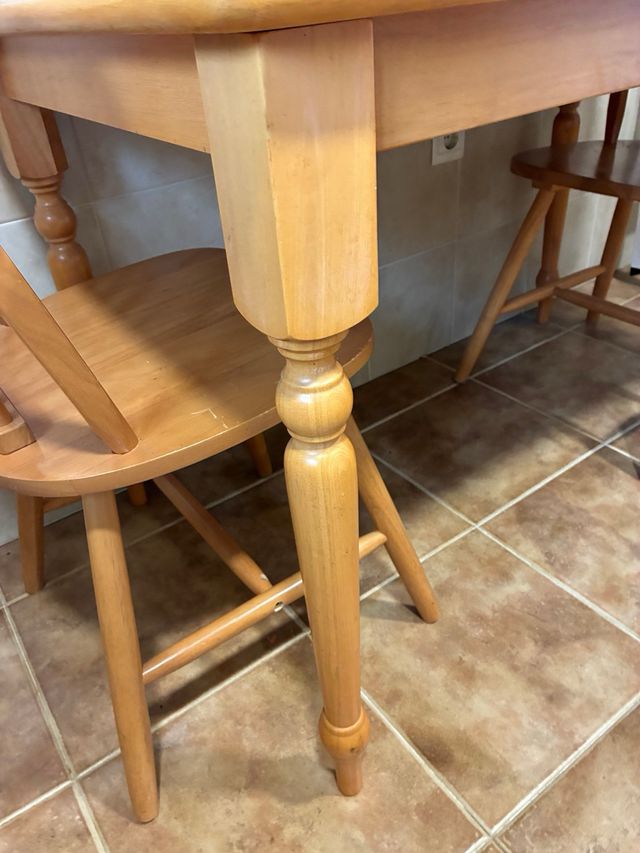 Mesa de Madera y 4 Sillas