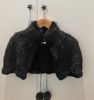 Capa corta pelo negro con borlas