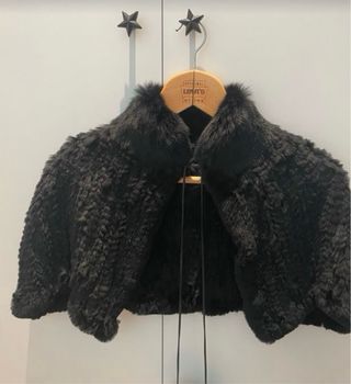 Capa corta pelo negro con borlas