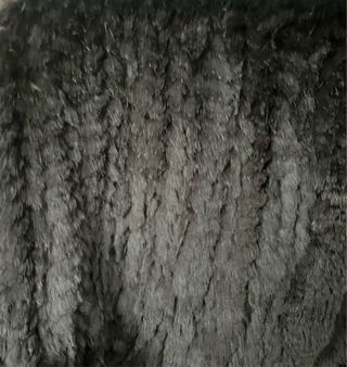 Capa corta pelo negro con borlas