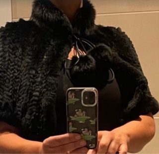 Capa corta pelo negro con borlas