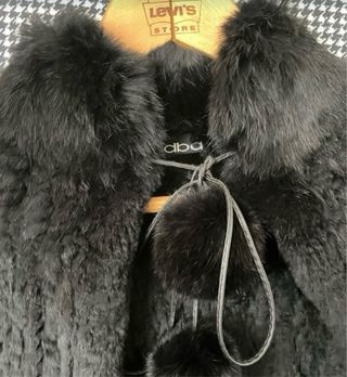 Capa corta pelo negro con borlas