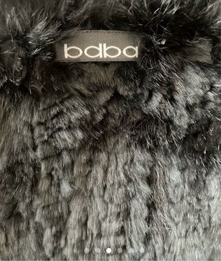 Capa corta pelo negro con borlas