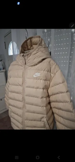 Abrigo Nike acolchado beige