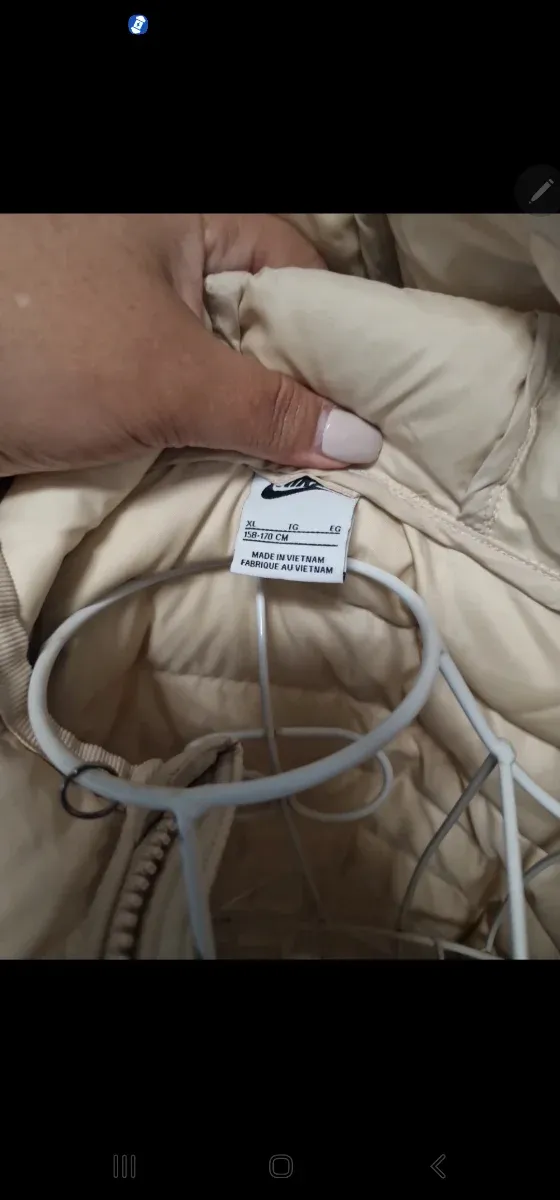 Abrigo Nike acolchado beige