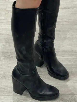 Botas altas de piel negras