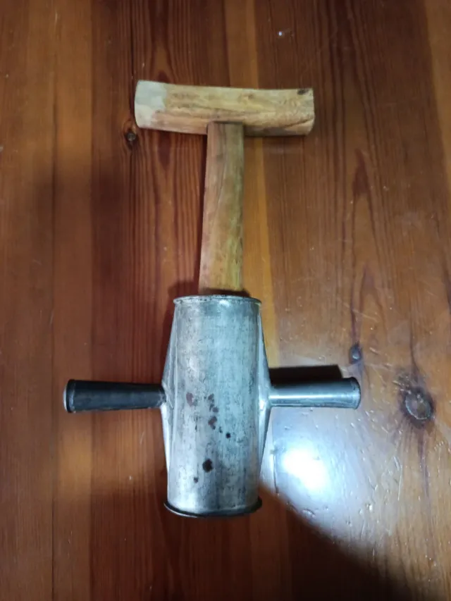Churrera de metal y madera antigua.