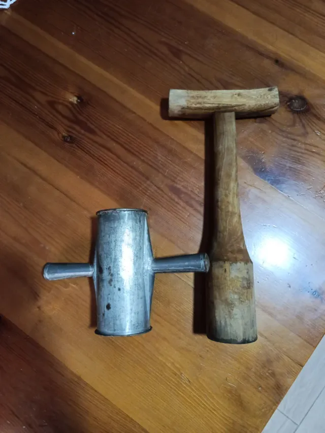 Churrera de metal y madera antigua.