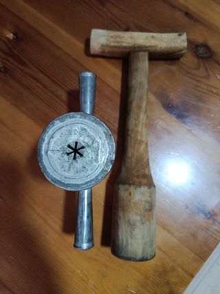 Churrera de metal y madera antigua.