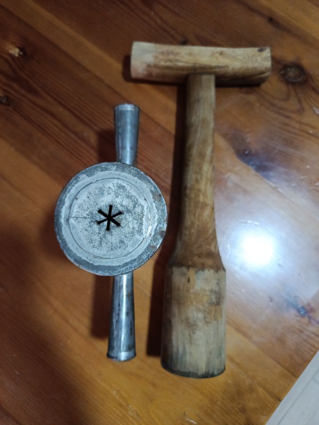 Churrera de metal y madera antigua.