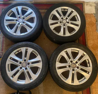 (4 )Cuatro ruedas Llanta de coche con neumáticos