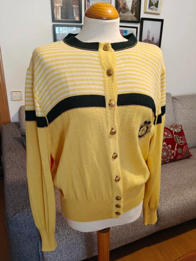 Chaquetilla de punto amarilla y negra