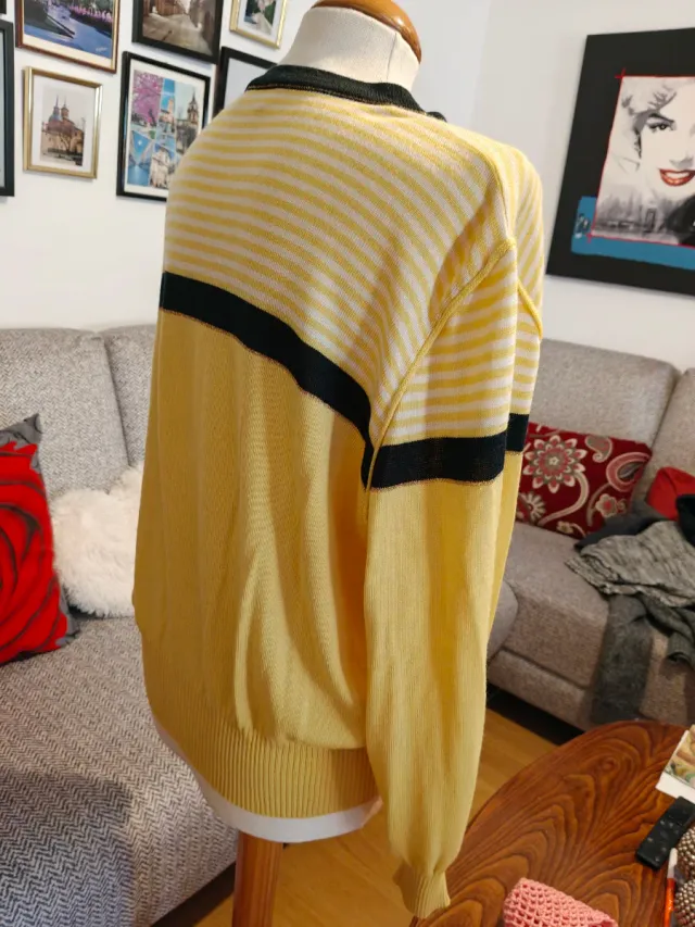 Chaquetilla de punto amarilla y negra