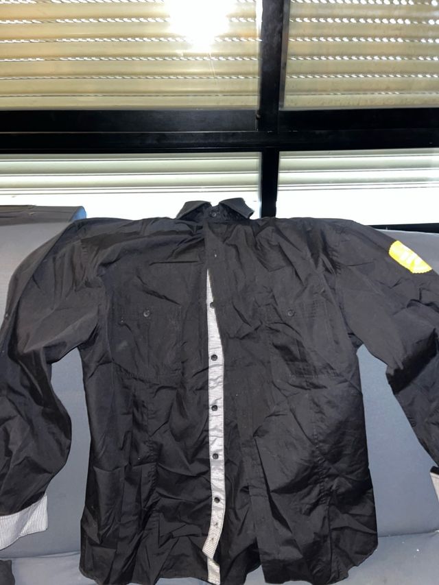 Camisa de vestir negra con detalles