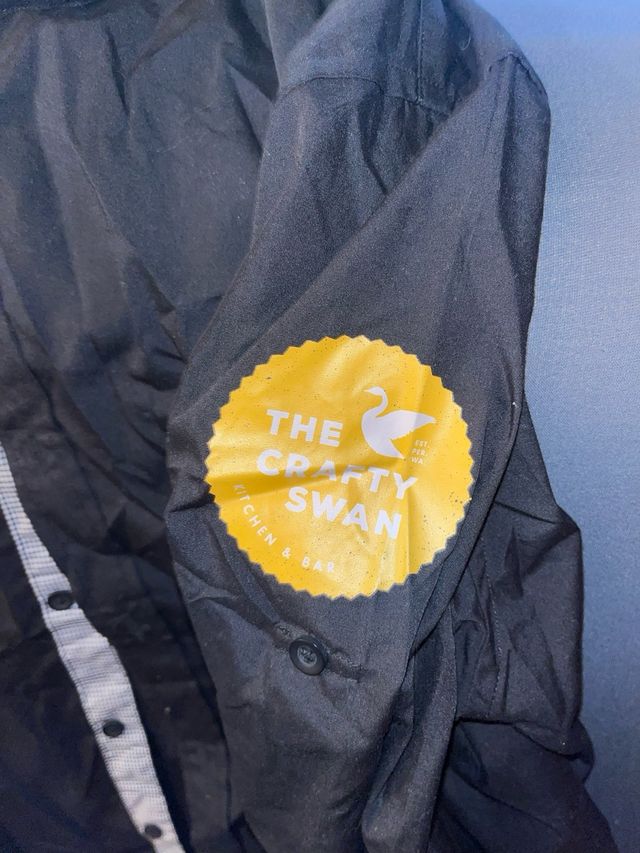 Camisa de vestir negra con detalles