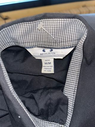 Camisa de vestir negra con detalles