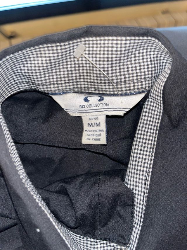 Camisa de vestir negra con detalles