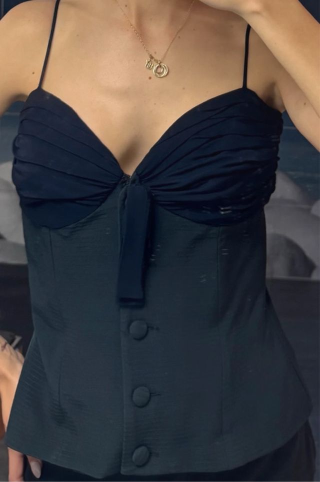 Top negro con escote y botones